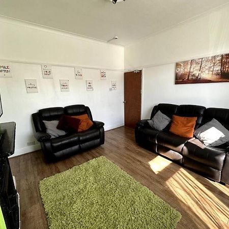 Spacious Holiday Home Near Tube Station - By Starlet Stays ロンドン エクステリア 写真
