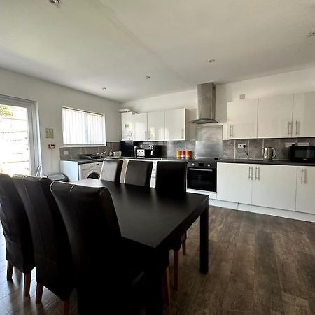 Spacious Holiday Home Near Tube Station - By Starlet Stays ロンドン エクステリア 写真