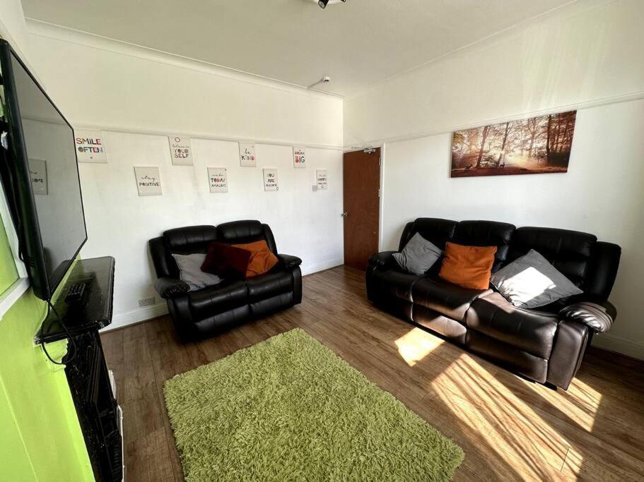 Spacious Holiday Home Near Tube Station - By Starlet Stays ロンドン エクステリア 写真