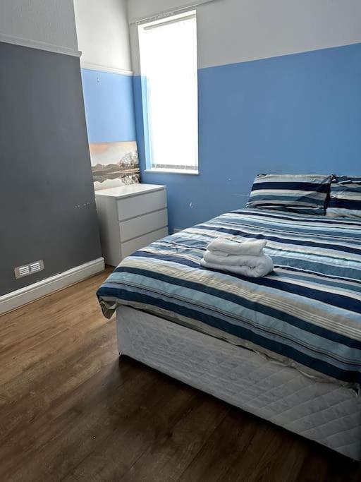 Spacious Holiday Home Near Tube Station - By Starlet Stays ロンドン エクステリア 写真