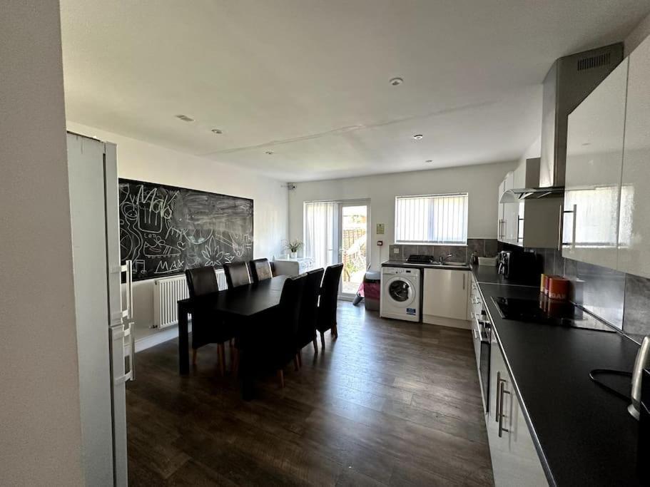 Spacious Holiday Home Near Tube Station - By Starlet Stays ロンドン エクステリア 写真