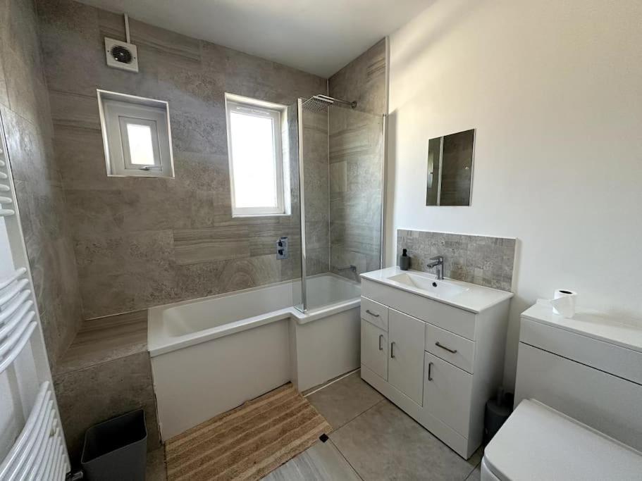 Spacious Holiday Home Near Tube Station - By Starlet Stays ロンドン エクステリア 写真