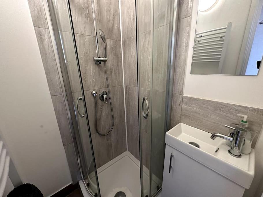 Spacious Holiday Home Near Tube Station - By Starlet Stays ロンドン エクステリア 写真