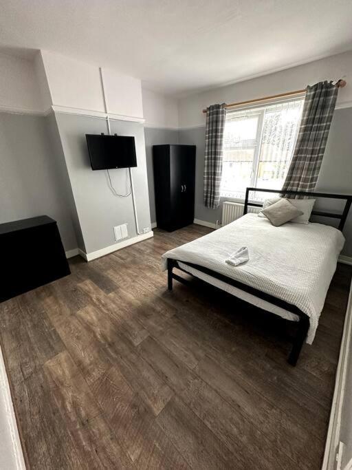 Spacious Holiday Home Near Tube Station - By Starlet Stays ロンドン エクステリア 写真