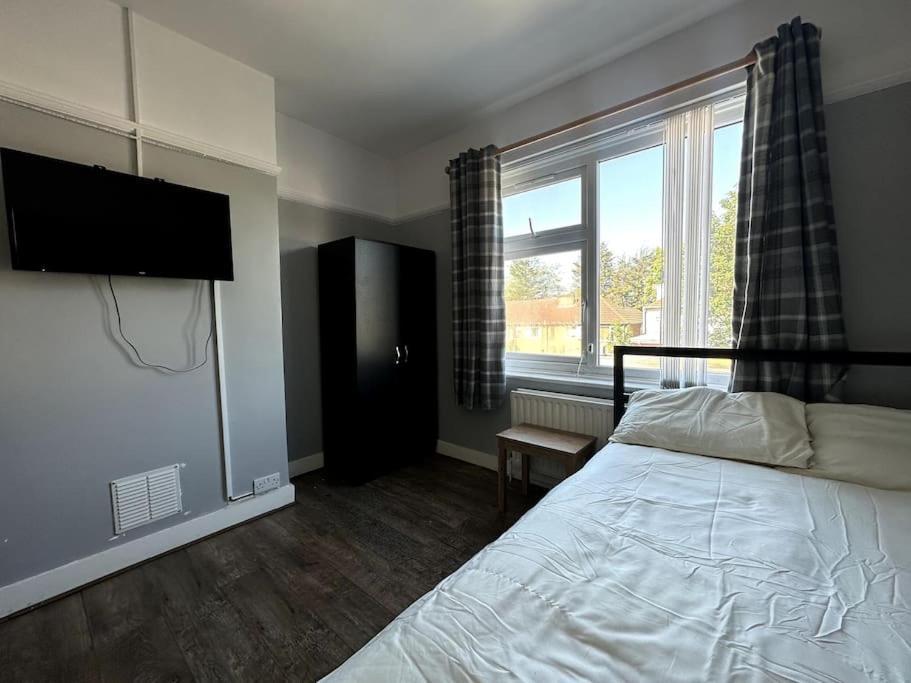 Spacious Holiday Home Near Tube Station - By Starlet Stays ロンドン エクステリア 写真