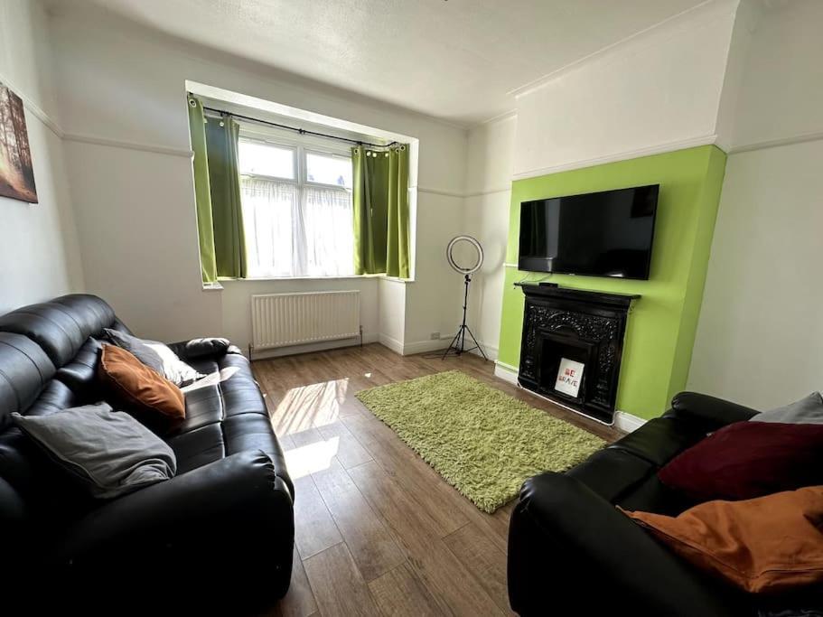 Spacious Holiday Home Near Tube Station - By Starlet Stays ロンドン エクステリア 写真