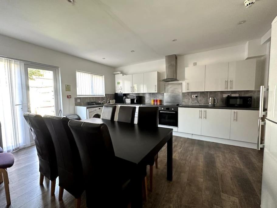 Spacious Holiday Home Near Tube Station - By Starlet Stays ロンドン エクステリア 写真