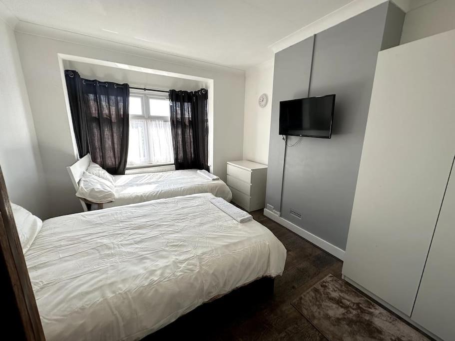 Spacious Holiday Home Near Tube Station - By Starlet Stays ロンドン エクステリア 写真