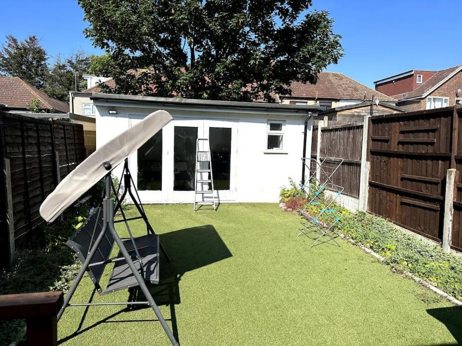 Spacious Holiday Home Near Tube Station - By Starlet Stays ロンドン エクステリア 写真